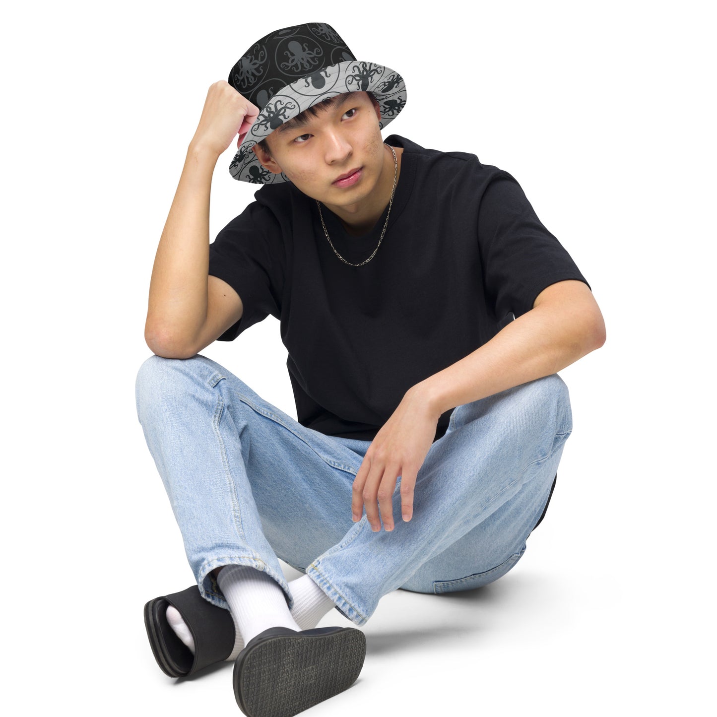 Reversible bucket hat